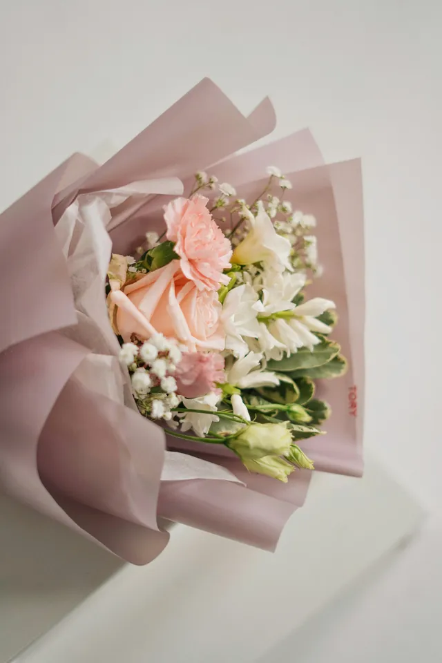 Buket pastel dalam bungkus kertas pink