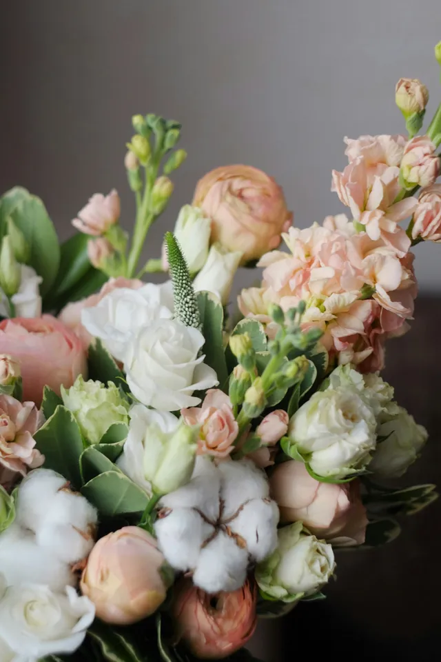 Buket mawar, ranunculus, dan kapas
