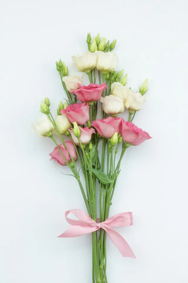 Seikat lisianthus pink dan putih berpita